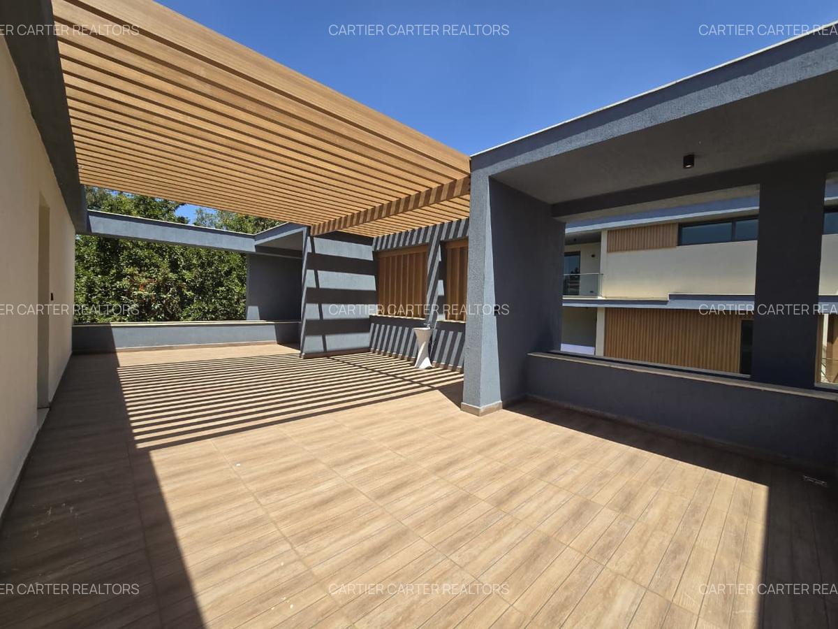 6 Bed Villa with En Suite in Lavington - 4