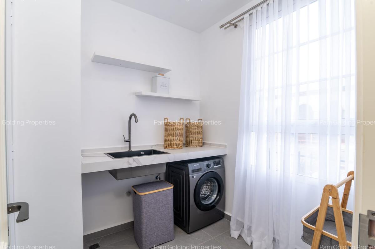 4 Bed Townhouse with Swimming Pool at Crawford Road - 13