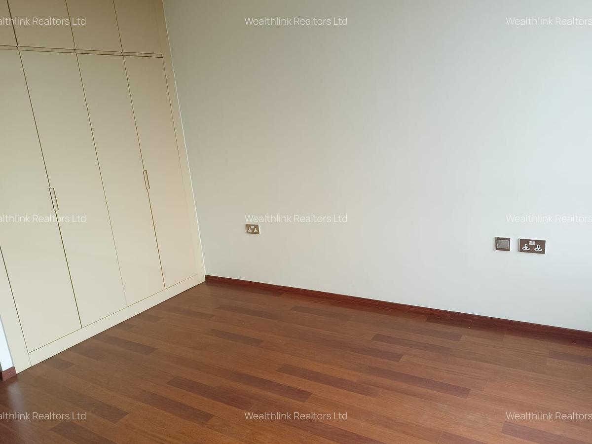 3 Bed Apartment with En Suite at Parklands - 11