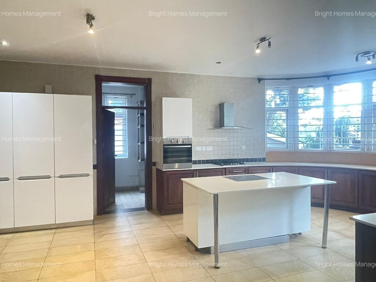 5 Bed Villa with En Suite in Rosslyn - 9