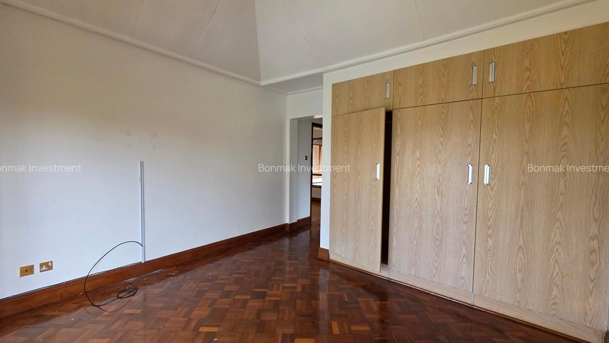 5 Bed Townhouse with En Suite at Runda Park - 18
