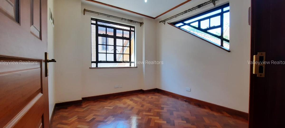 4 Bed Townhouse with En Suite at Lavington - 10