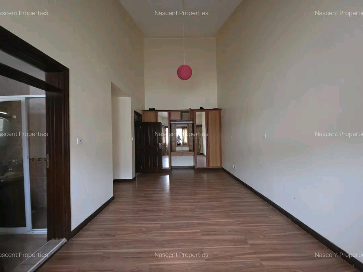 4 Bed House with En Suite at Grevillea - 3