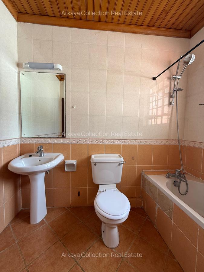 5 Bed House with En Suite in Runda - 9