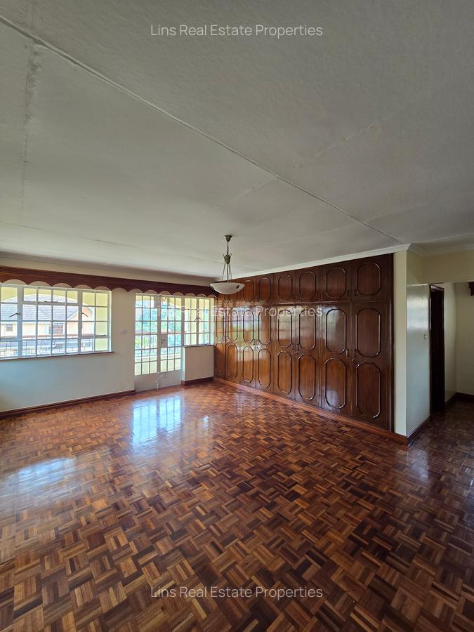5 Bed House with En Suite in Runda - 14