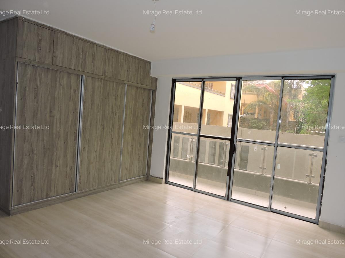 4 Bed Apartment with En Suite in Parklands - 3
