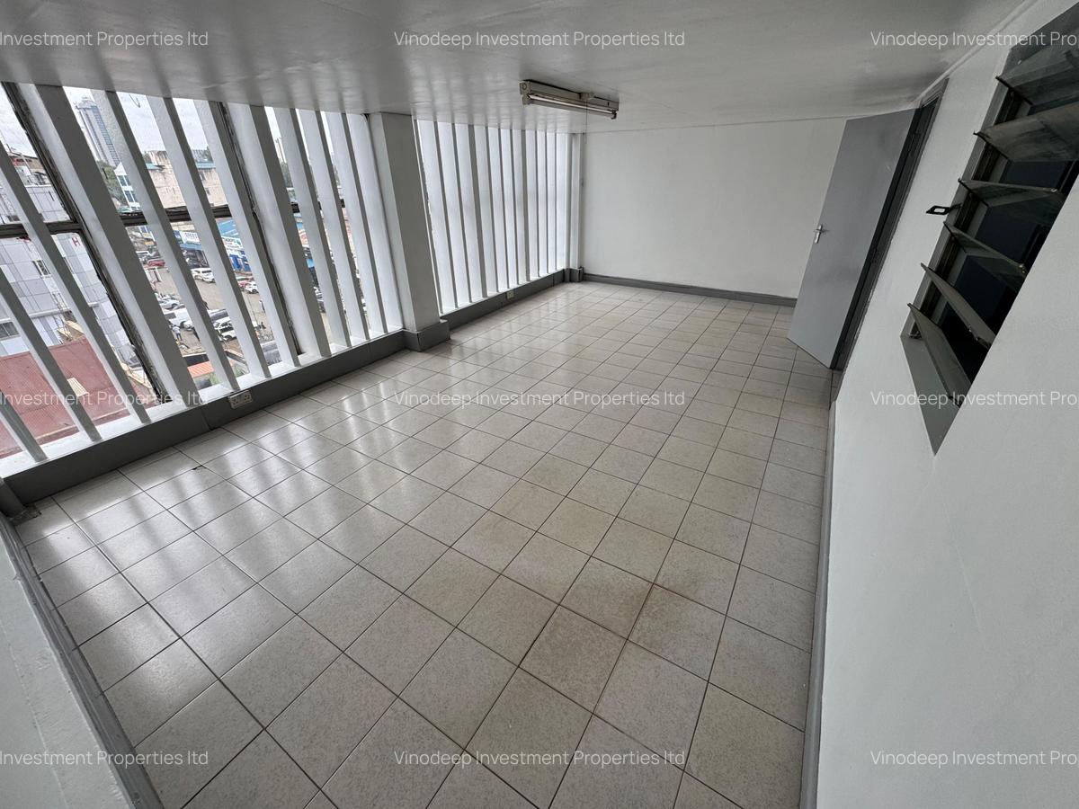880 ft² Commercial Property with Service Charge Included at Baricho Road - 4