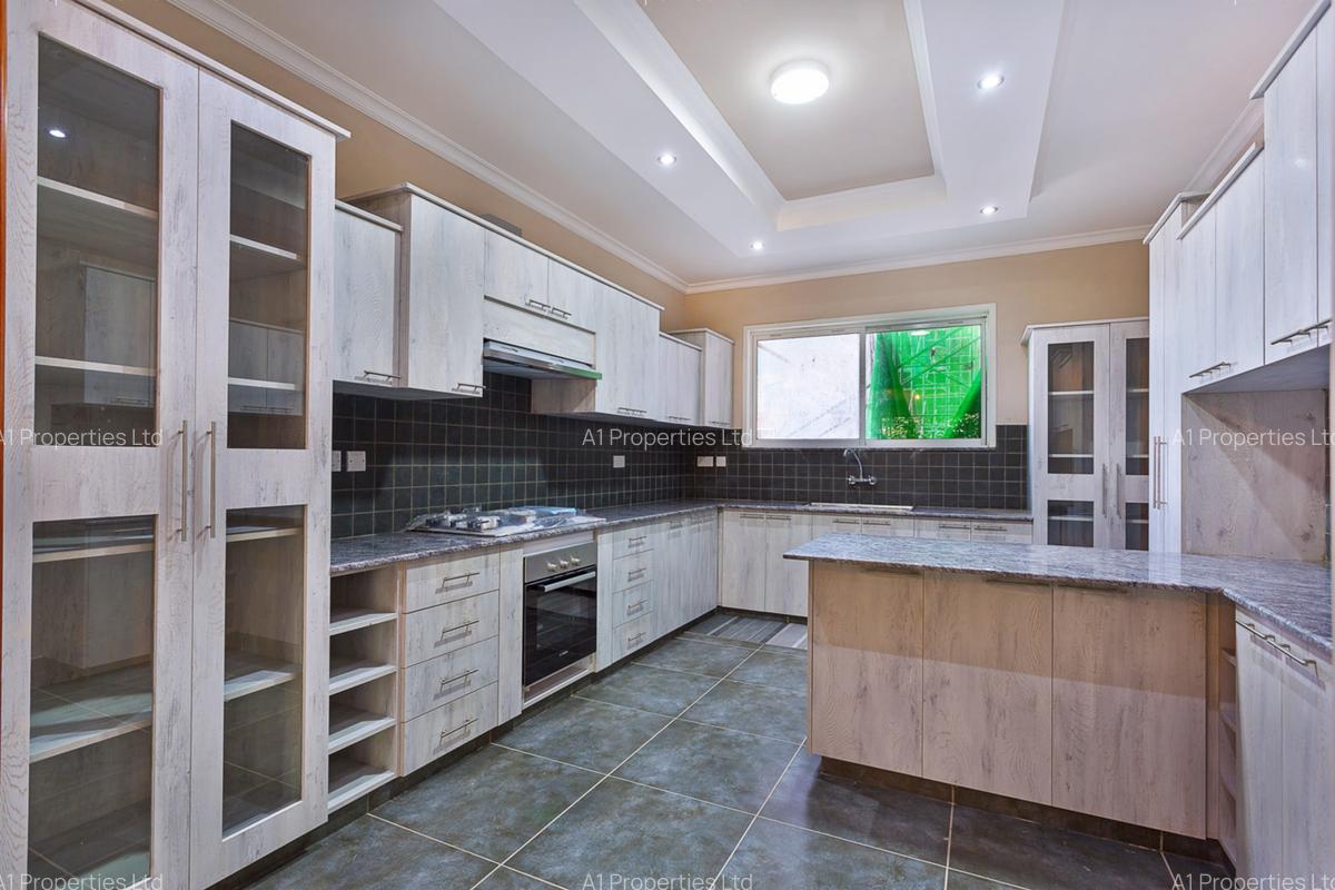 3 Bed Apartment with En Suite in Riverside - 2