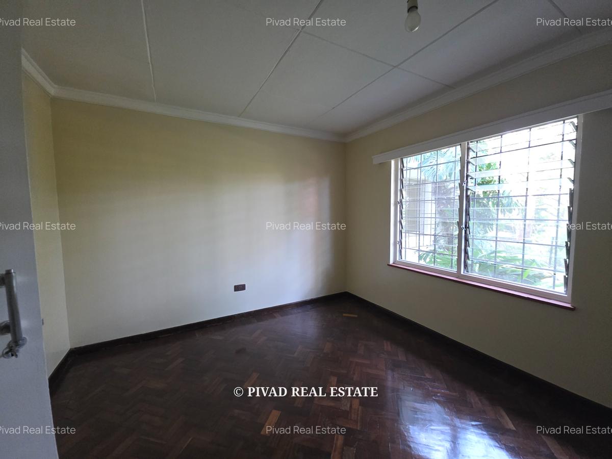 4 Bed House with Garden in Rosslyn - 10