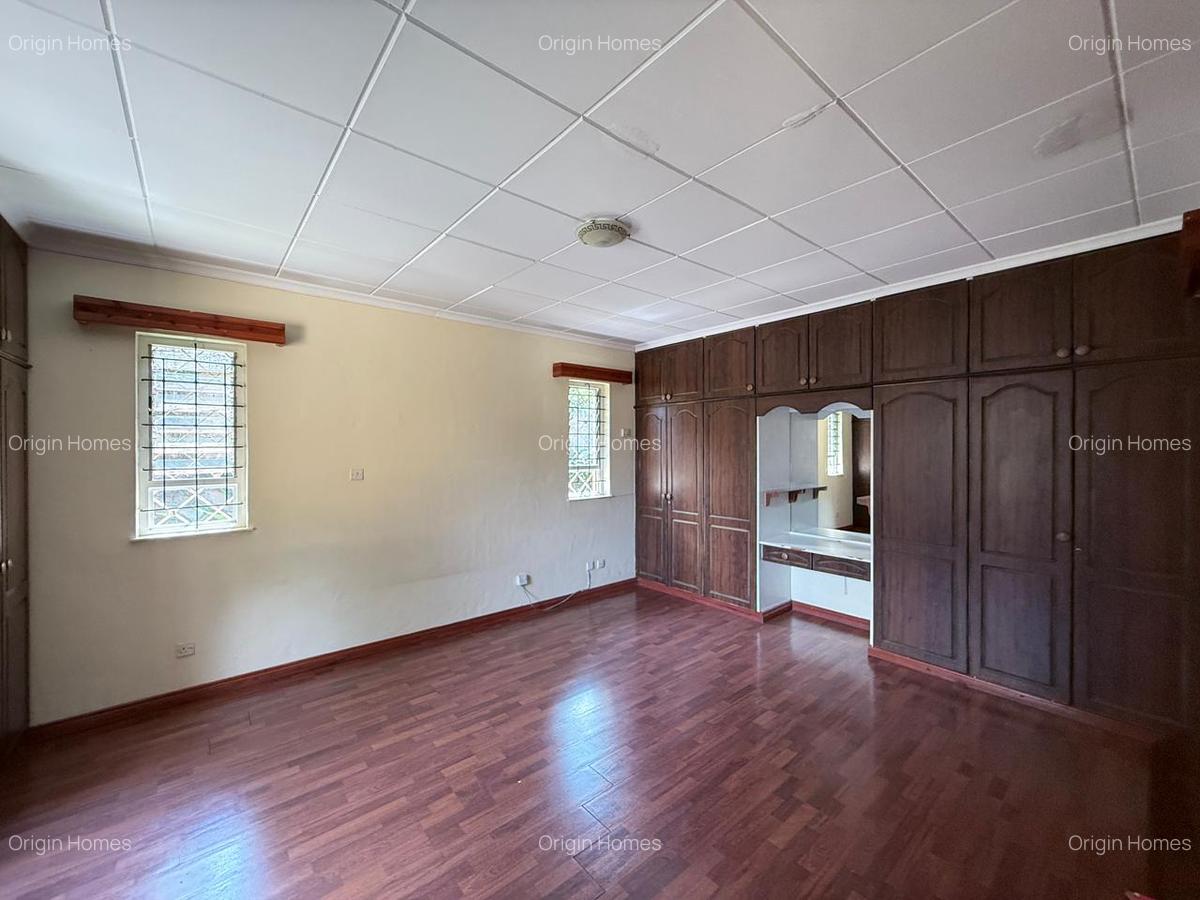 5 Bed House with En Suite in Lavington - 12