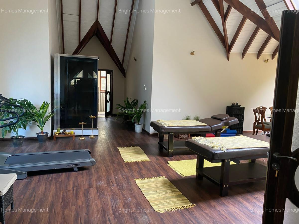 5 Bed Villa with En Suite in Spring Valley - 15