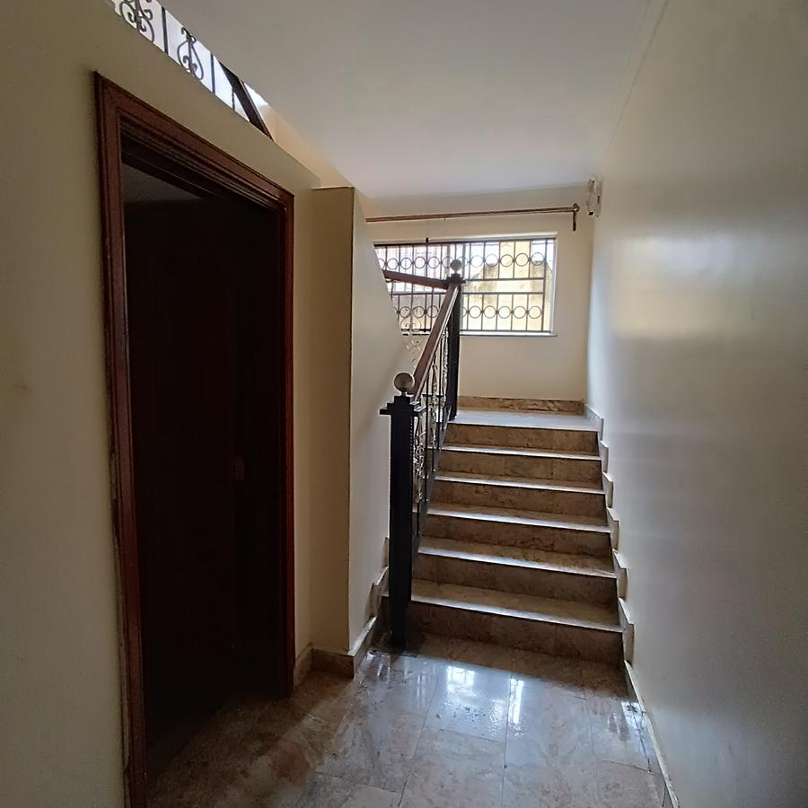 5 Bed House with En Suite in Lavington - 12