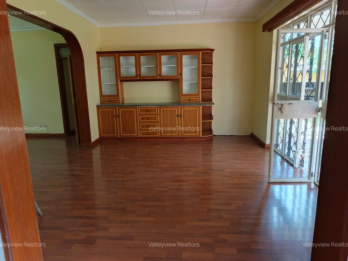 5 Bed House with En Suite at Lavington - 10