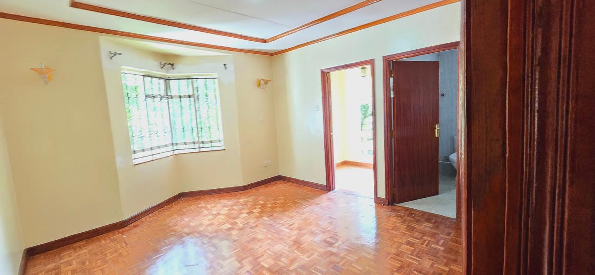 5 Bed Townhouse with En Suite at Lavington - 11