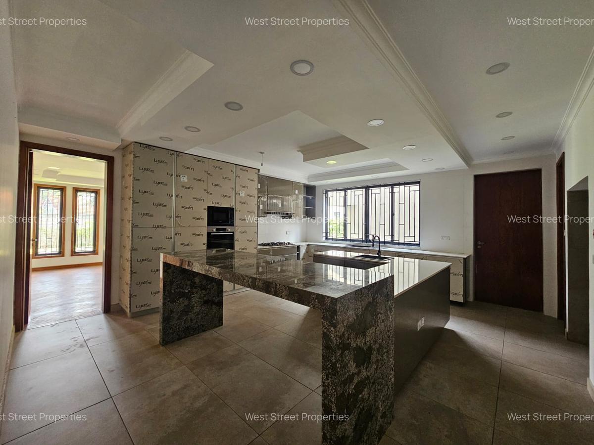 6 Bed Villa with En Suite at Lavington - 7