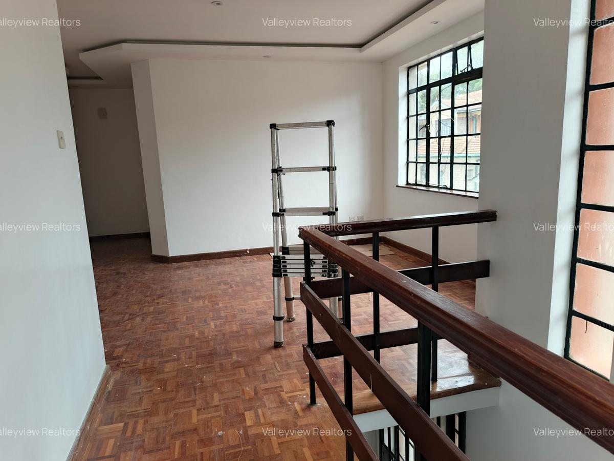 4 Bed Townhouse with En Suite at Lavington - 20