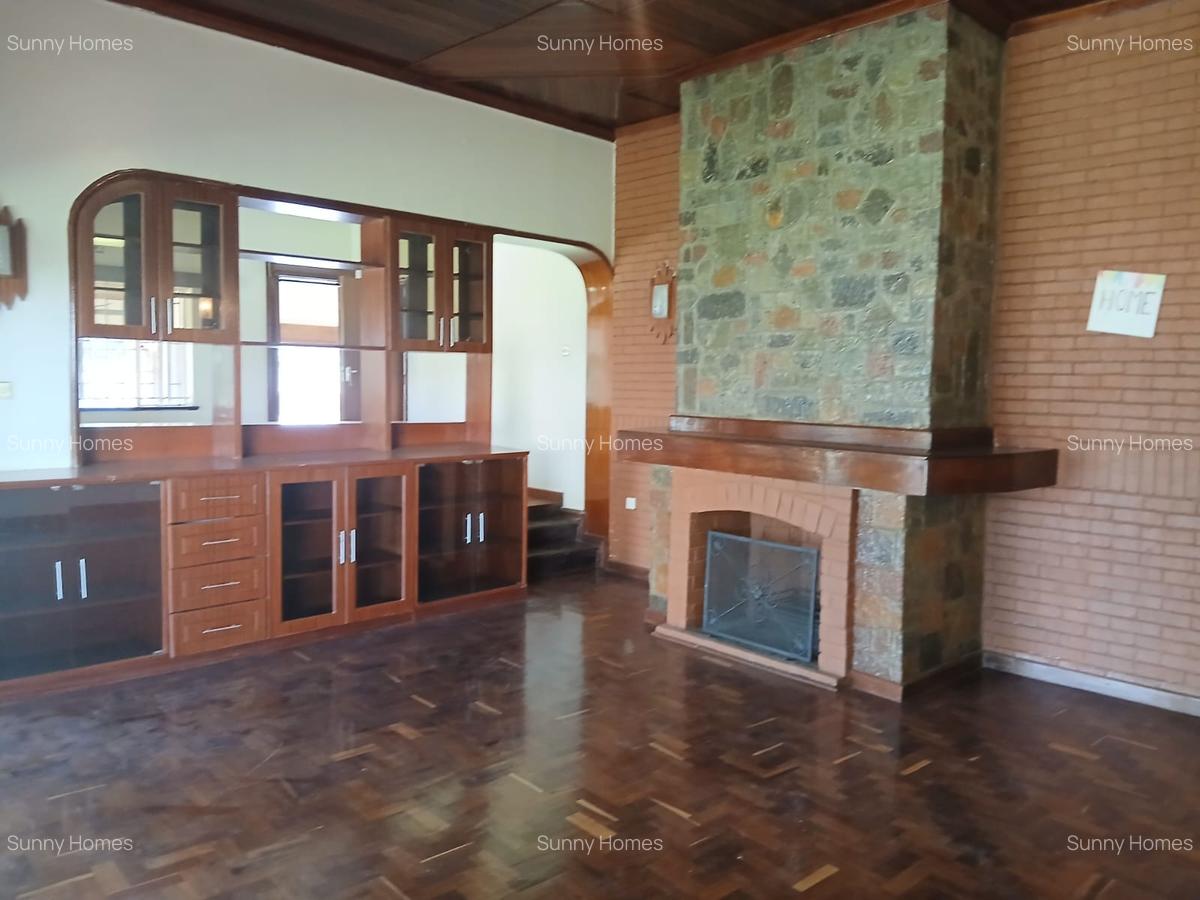 4 Bed Villa with En Suite at Rossylin Lone Tree - 7