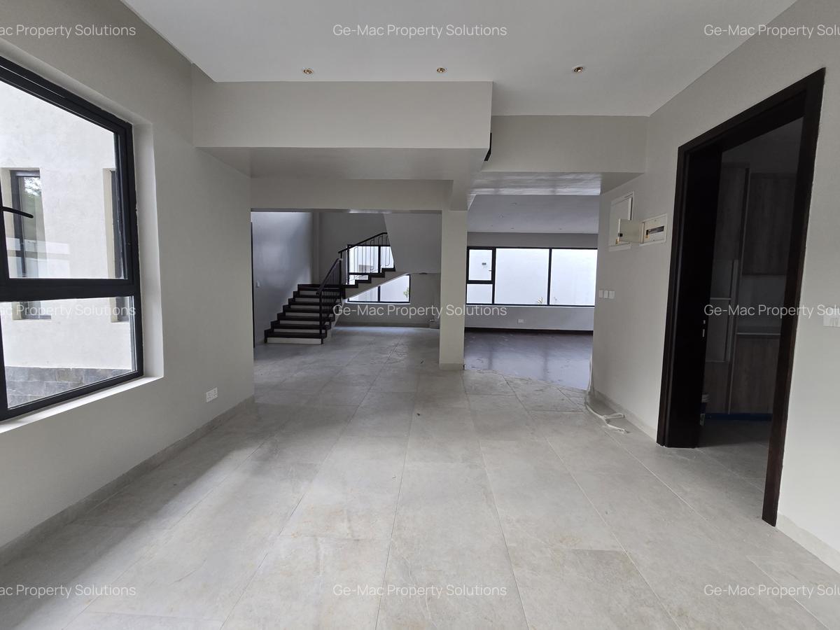 5 Bed House with En Suite in Lavington - 4