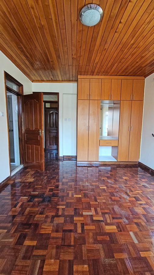 5 Bed House with En Suite in Lavington - 11