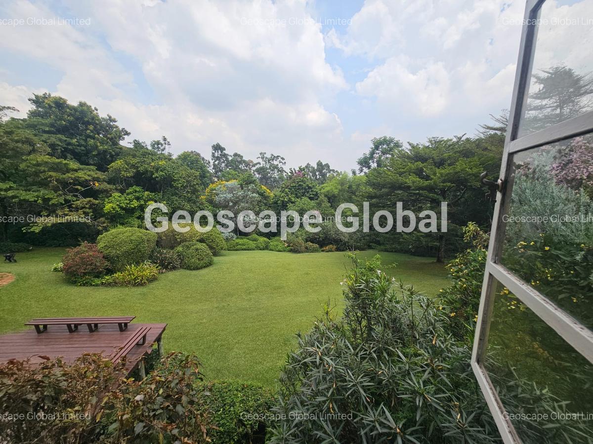 5 Bed House with En Suite in Ridgeways - 5