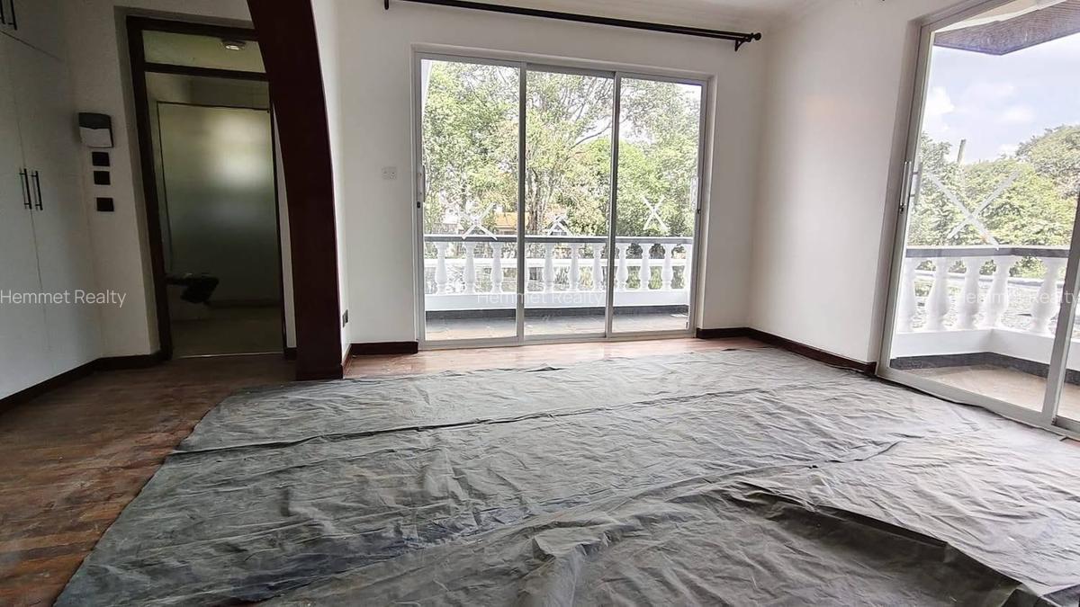 5 Bed House with En Suite in Ridgeways - 11