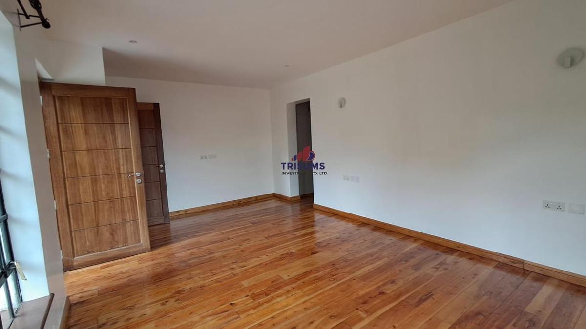 4 Bed House with En Suite in Ridgeways - 12