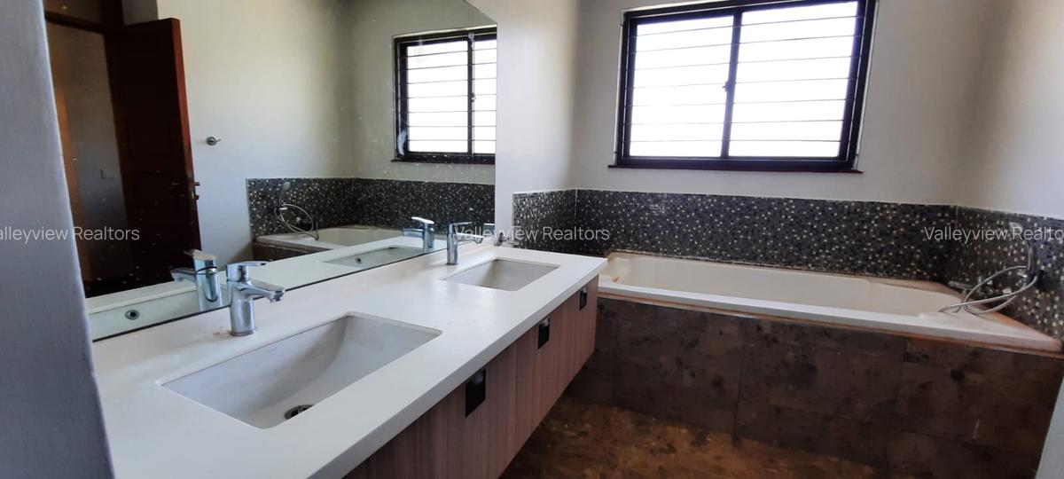 5 Bed Townhouse with En Suite at Lavington - 12