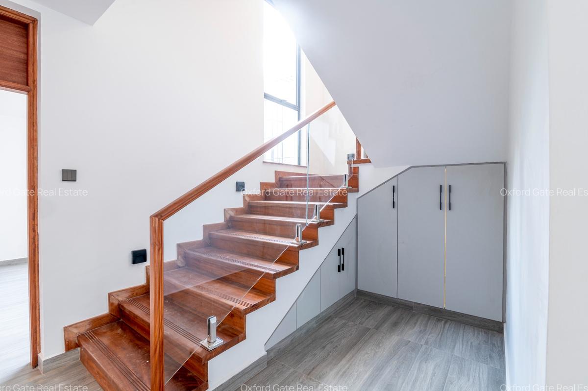 5 Bed Townhouse with En Suite in Lavington - 10