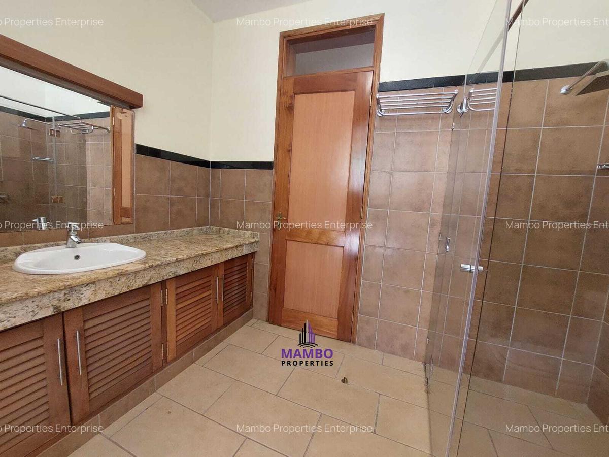 4 Bed House with En Suite at Eagle Park - 13