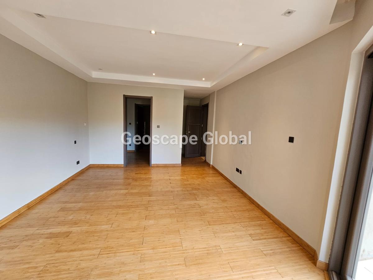 3 Bed Apartment with En Suite in Riverside - 5