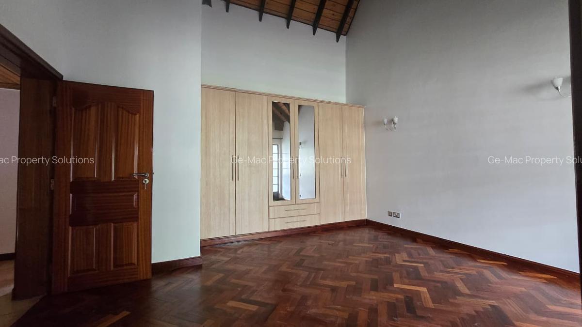 5 Bed House with En Suite in Lavington - 13