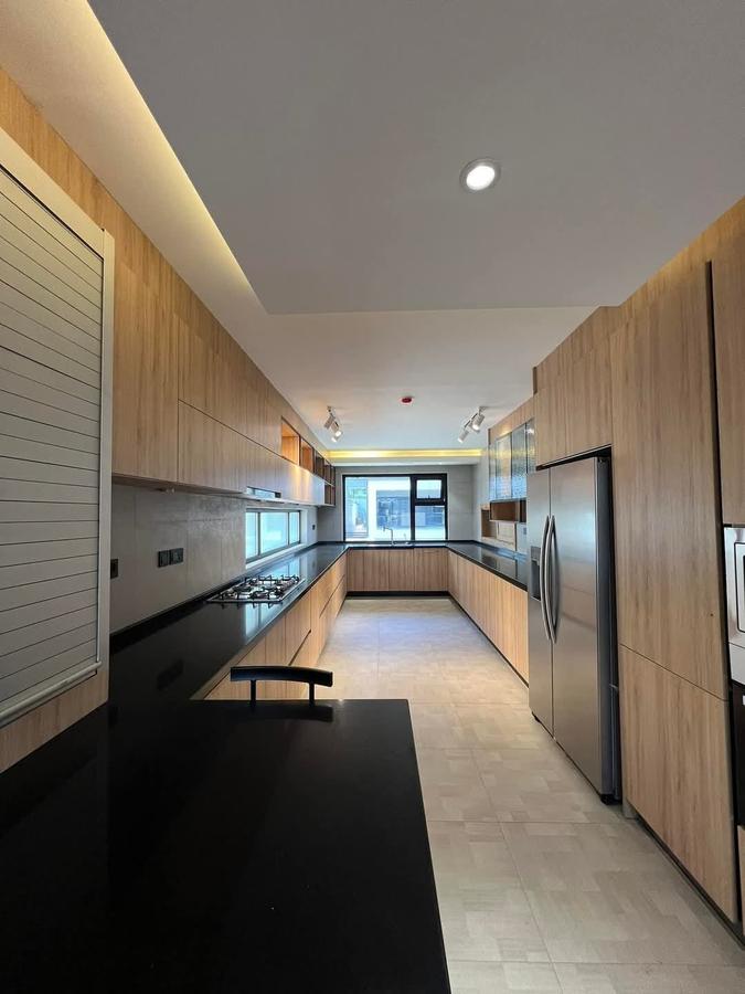 4 Bed House with En Suite in Lavington - 4