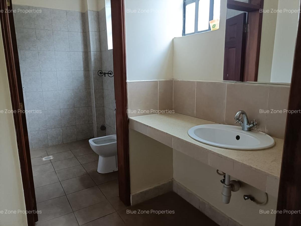 5 Bed House with En Suite at Off Mimosa Rd - 16