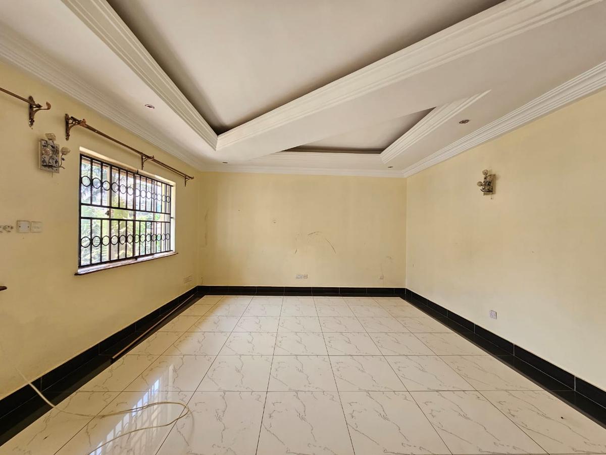 5 Bed House with En Suite in Lavington - 8