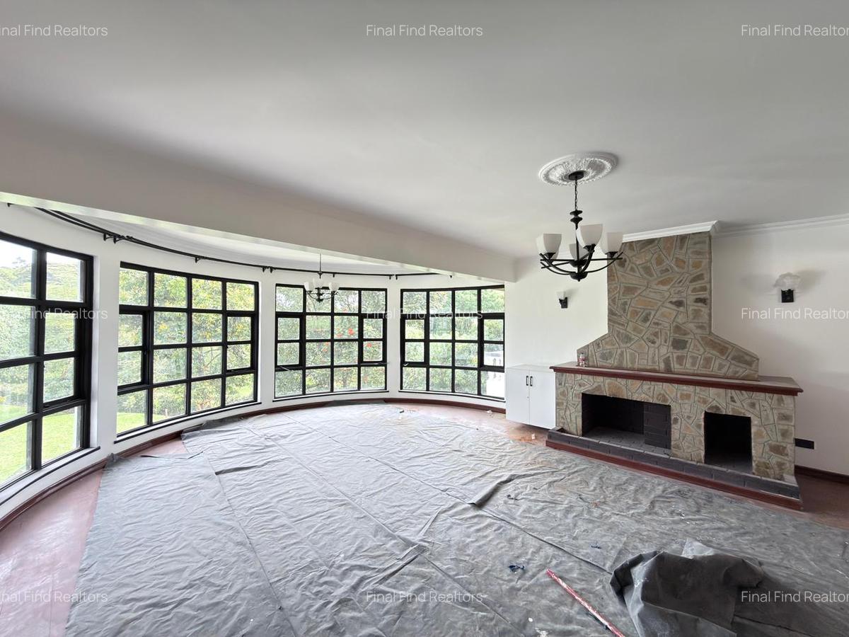 5 Bed House with Swimming Pool in Windsor - 14