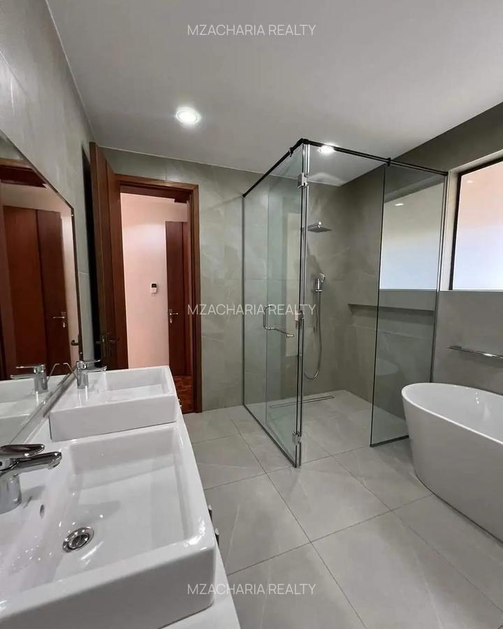 5 Bed Townhouse with En Suite in Lavington - 12