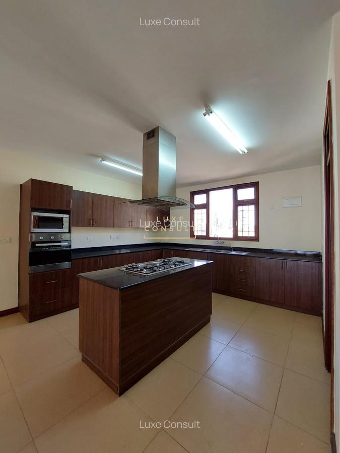 3 Bed Apartment with Swimming Pool in Riverside - 4