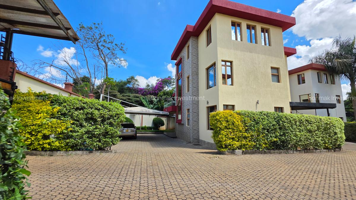 5 Bed Townhouse with En Suite at Lavington Green - 3