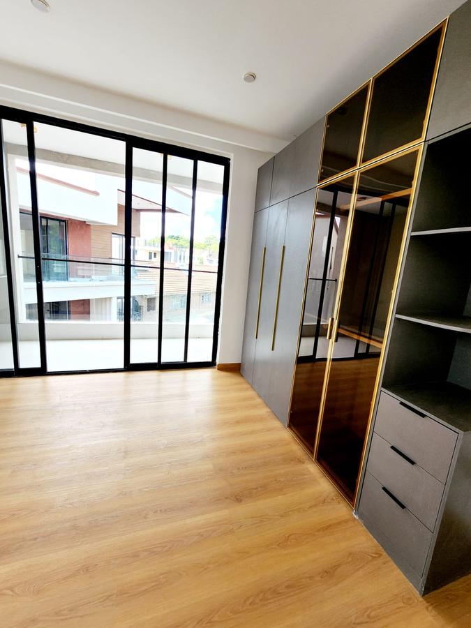 5 Bed House with En Suite at Lavington - 12