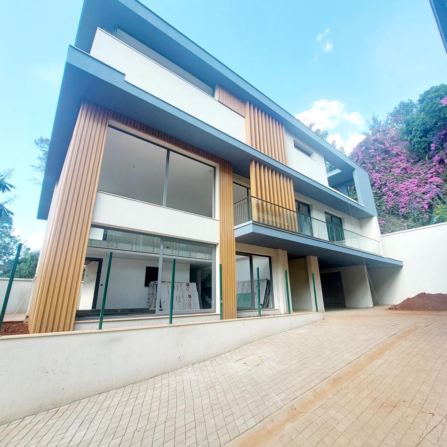 5 Bed Villa with En Suite at Lavington - 1