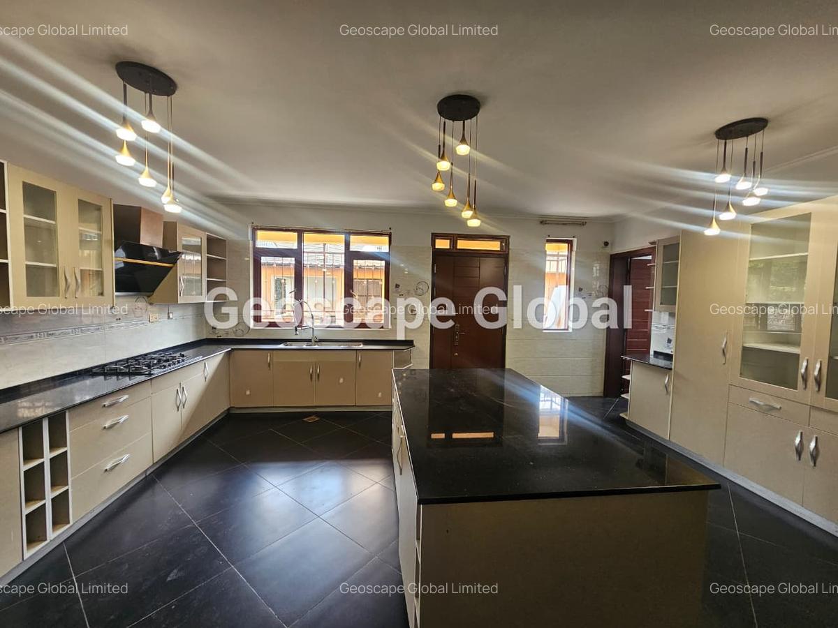 4 Bed House with En Suite in Ridgeways - 13