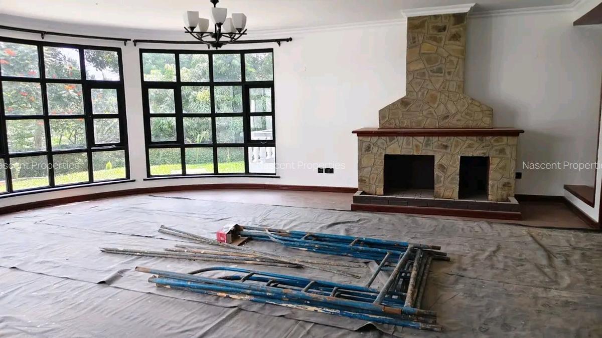 5 Bed House with En Suite in Ridgeways - 6