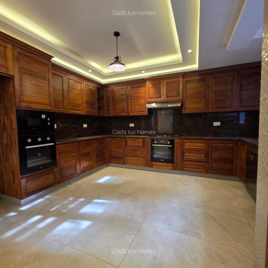 5 Bed Townhouse with En Suite at Lavington - 7