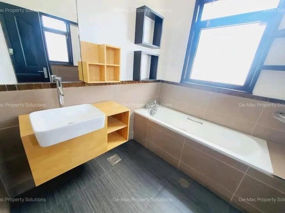 5 Bed House with En Suite in Lavington - 8