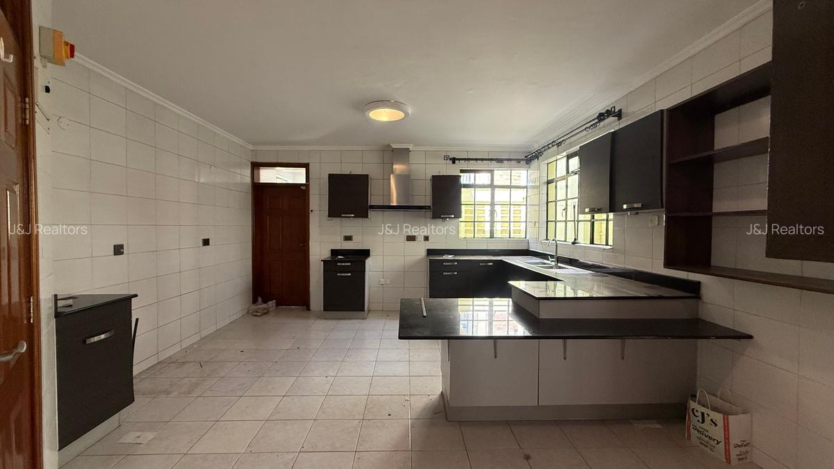 5 Bed Townhouse with En Suite in Lavington - 13