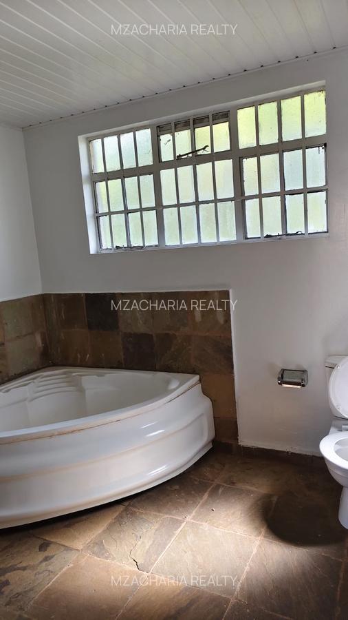 4 Bed House with En Suite in Spring Valley - 13