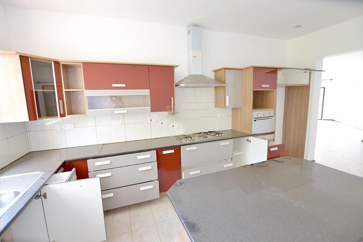 3 Bed Apartment with En Suite at Riverside Drive - 18