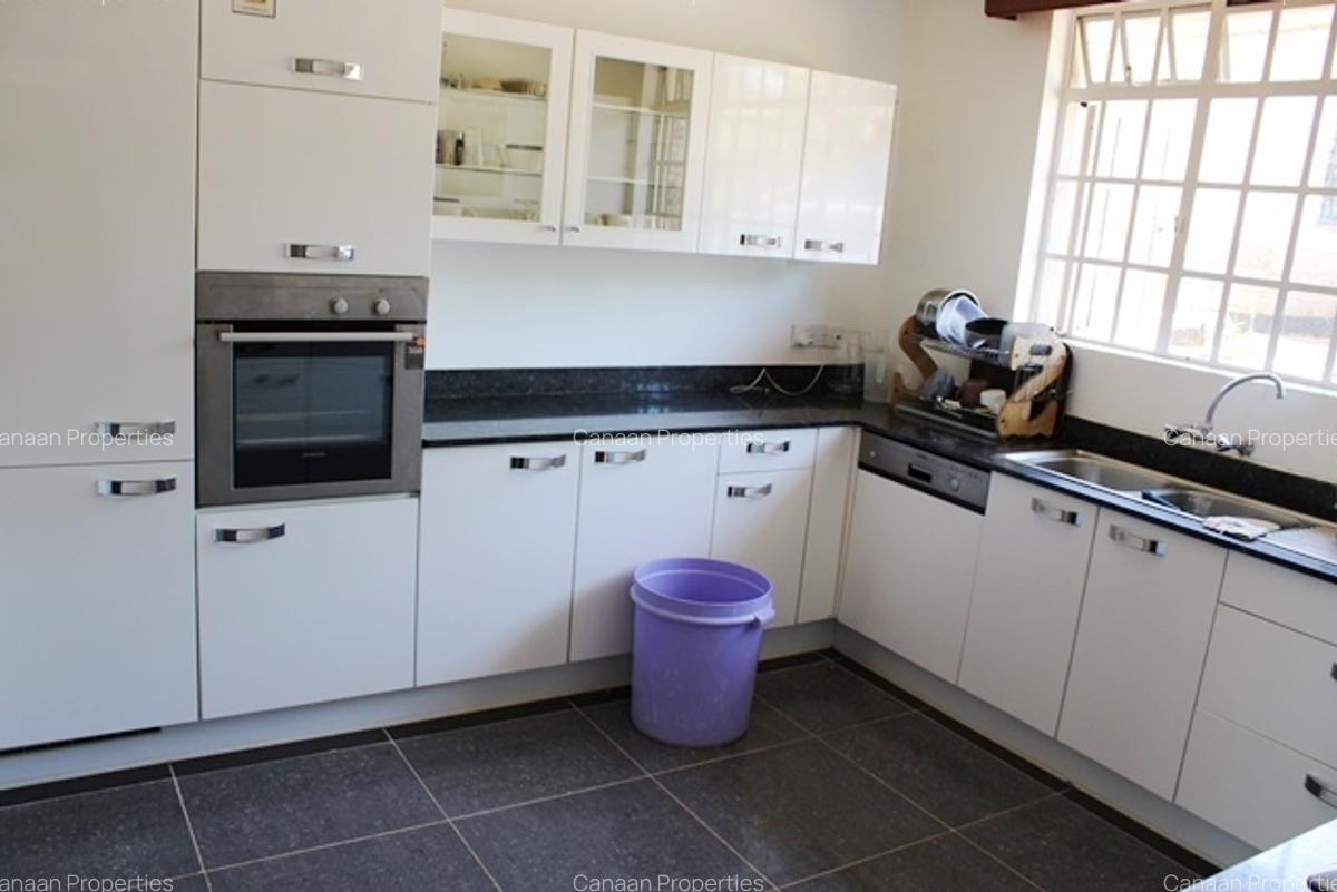 4 Bed Townhouse with Swimming Pool in Rosslyn - 3