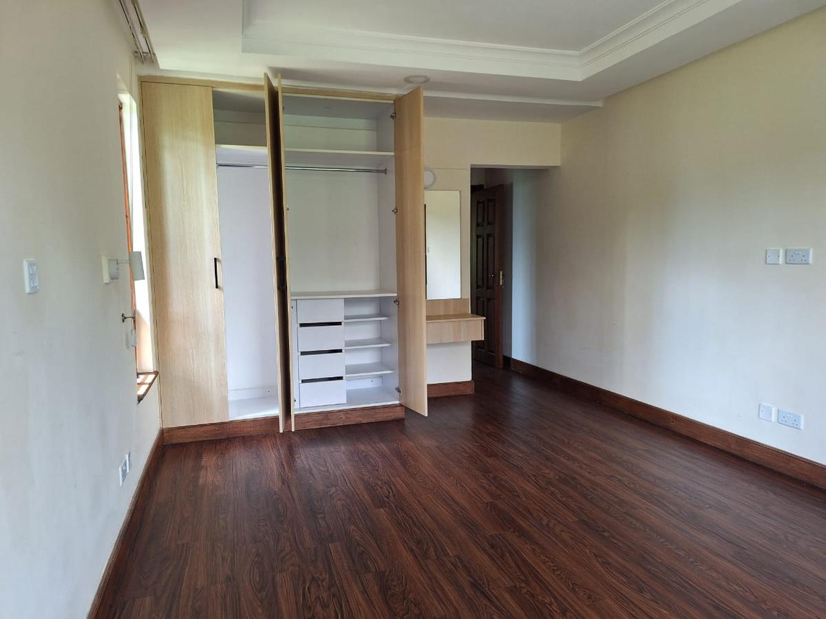 5 Bed Townhouse with En Suite in Spring Valley - 16