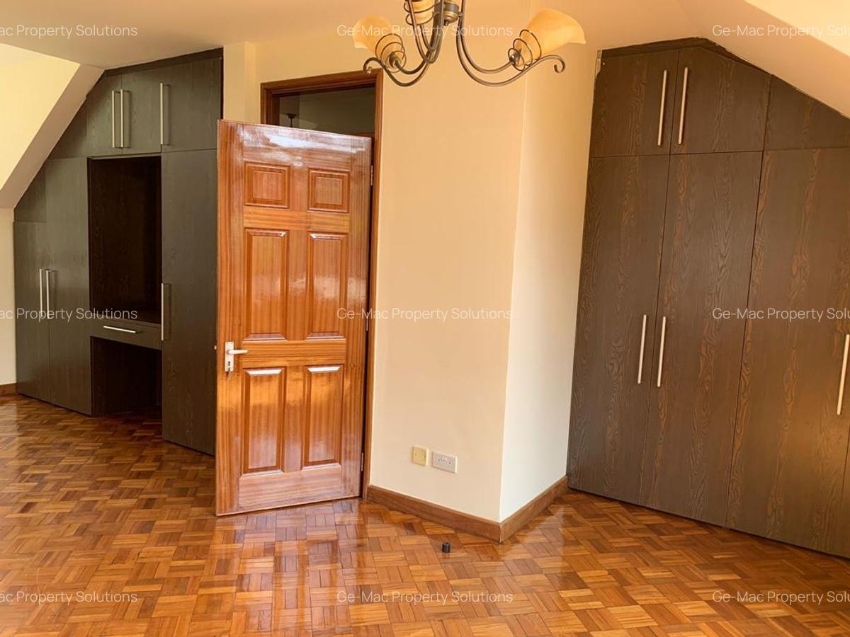 5 Bed House with En Suite in Lavington - 16